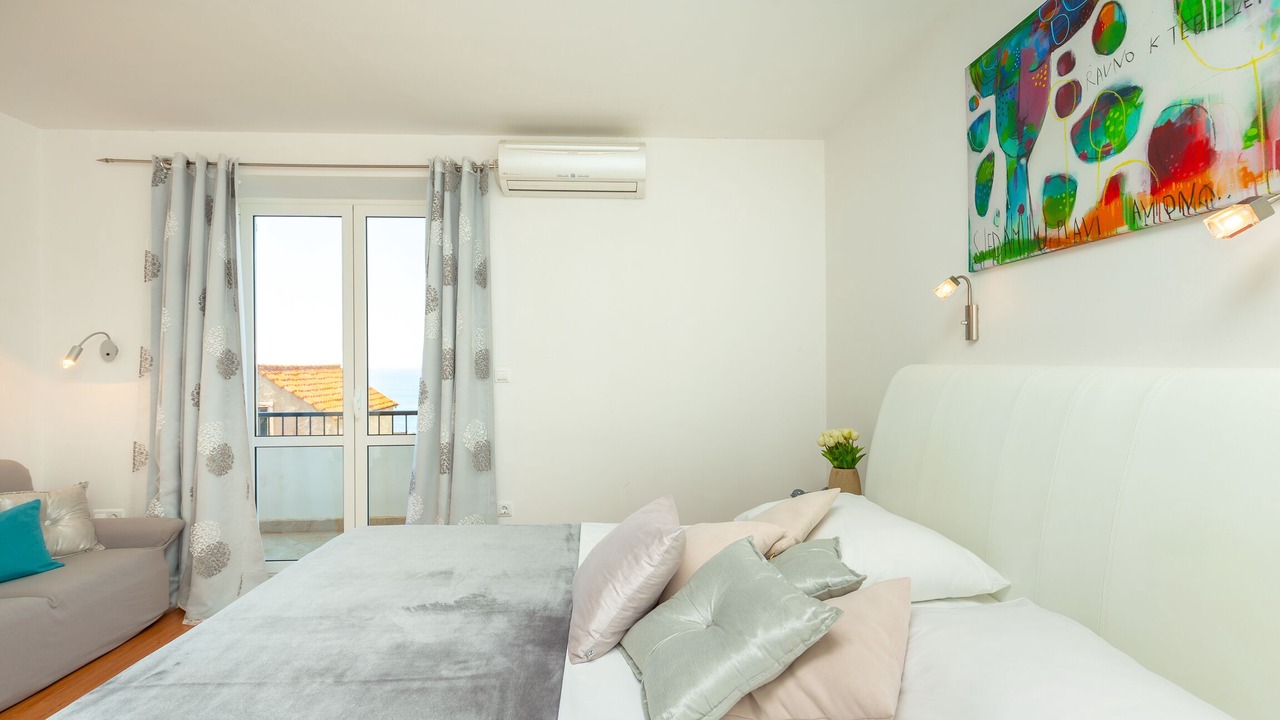Photo of Bedroom in Pile