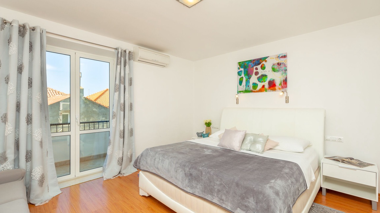 Photo of Bedroom in Pile