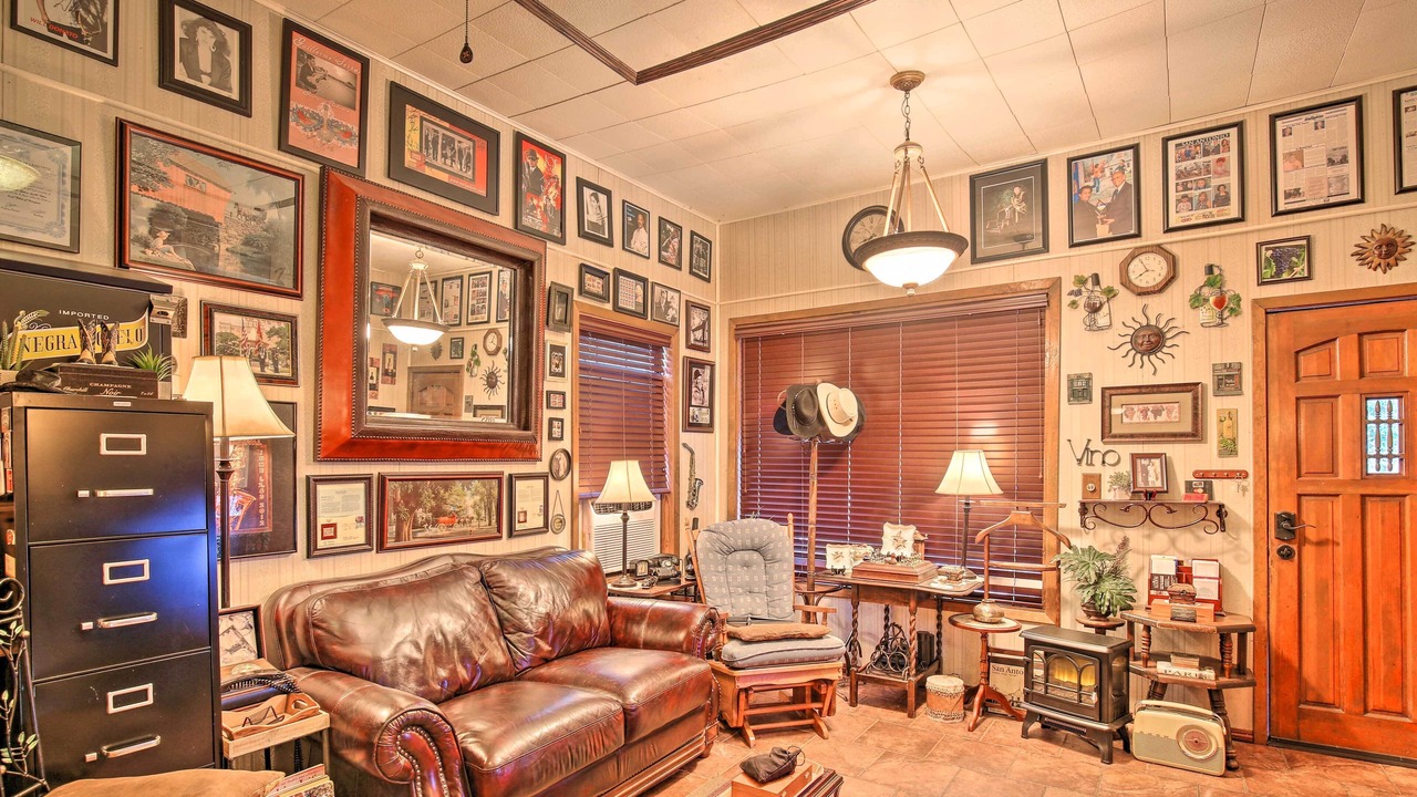 Photo of Livingroom in Tobin Hill