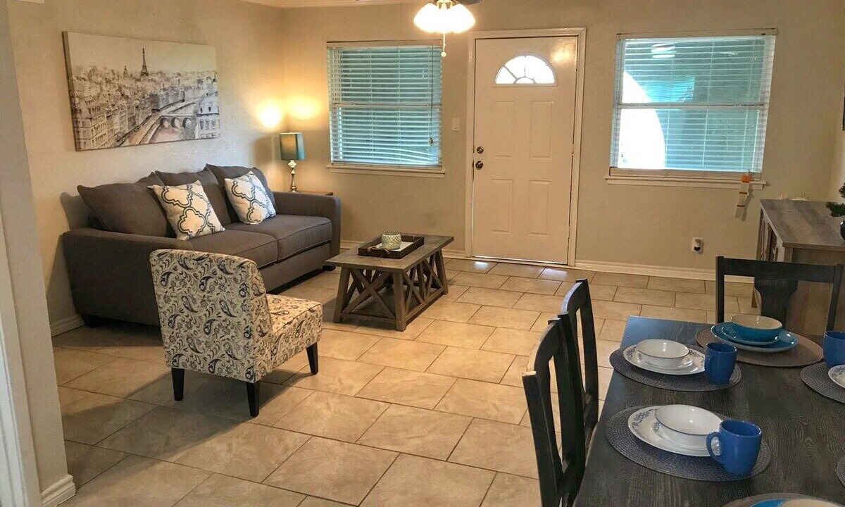 Photo of Livingroom in Mahncke Park