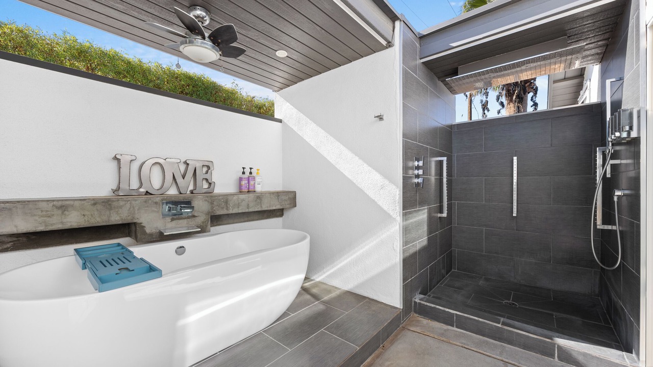 Photo of Bathroom in Racquet Club Estates