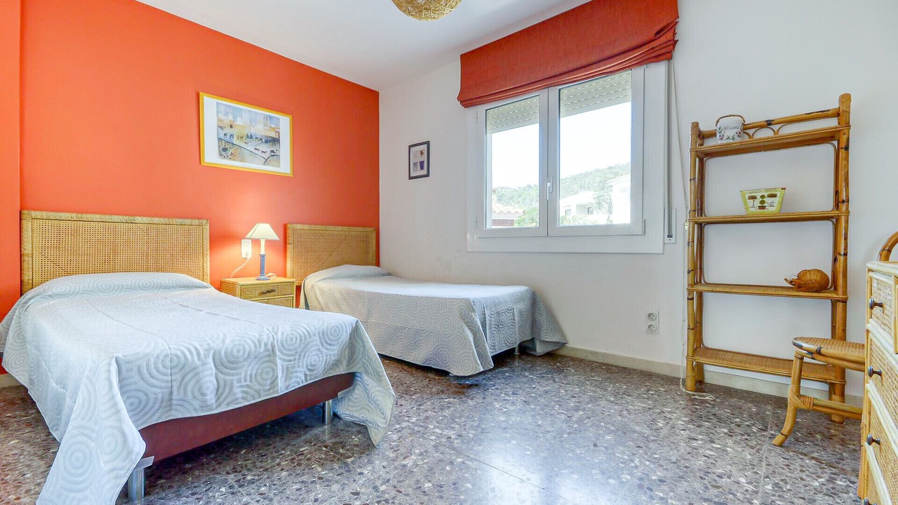 Photo of Bedroom in Roses Town Center