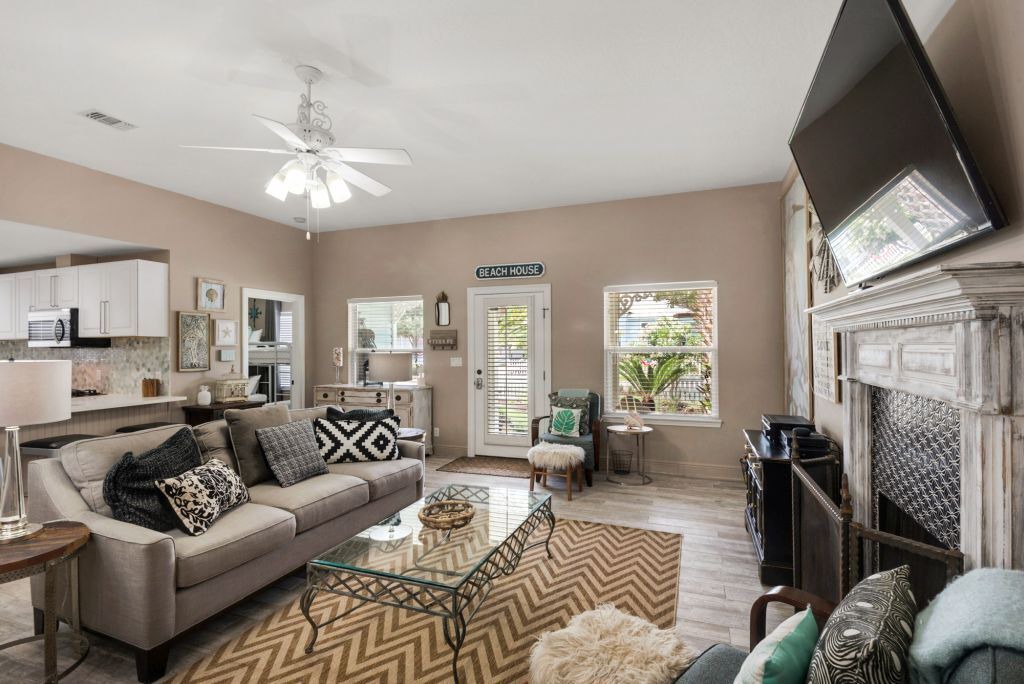 Photo of Livingroom in Clipper Cove