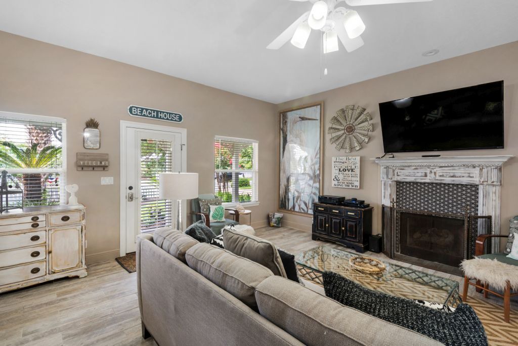 Photo of Livingroom in Clipper Cove