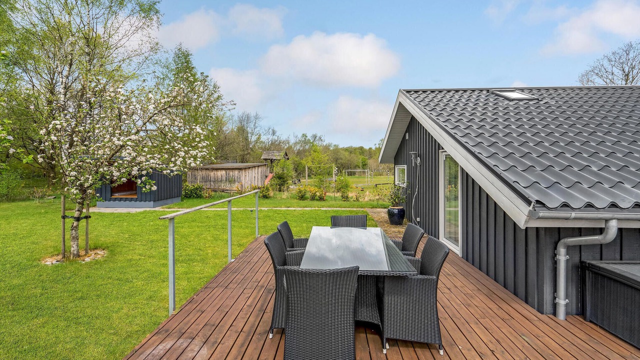 Photo of Others in Skygge