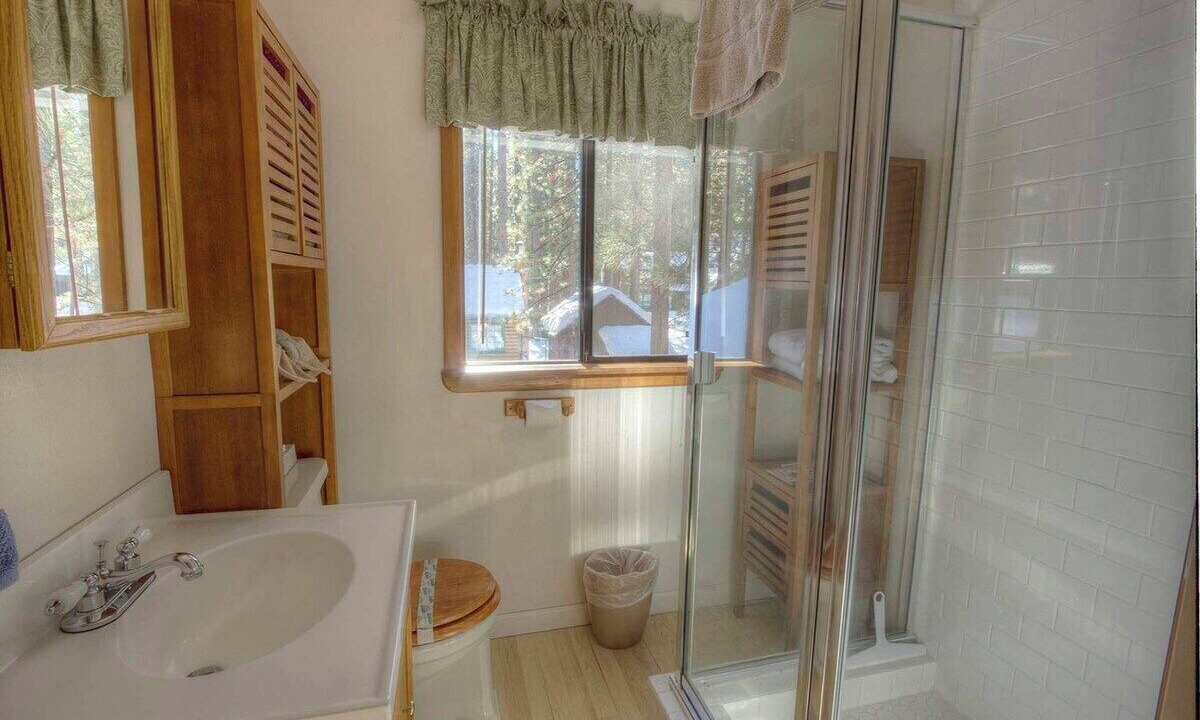 Photo of Bathroom in Bijou Park