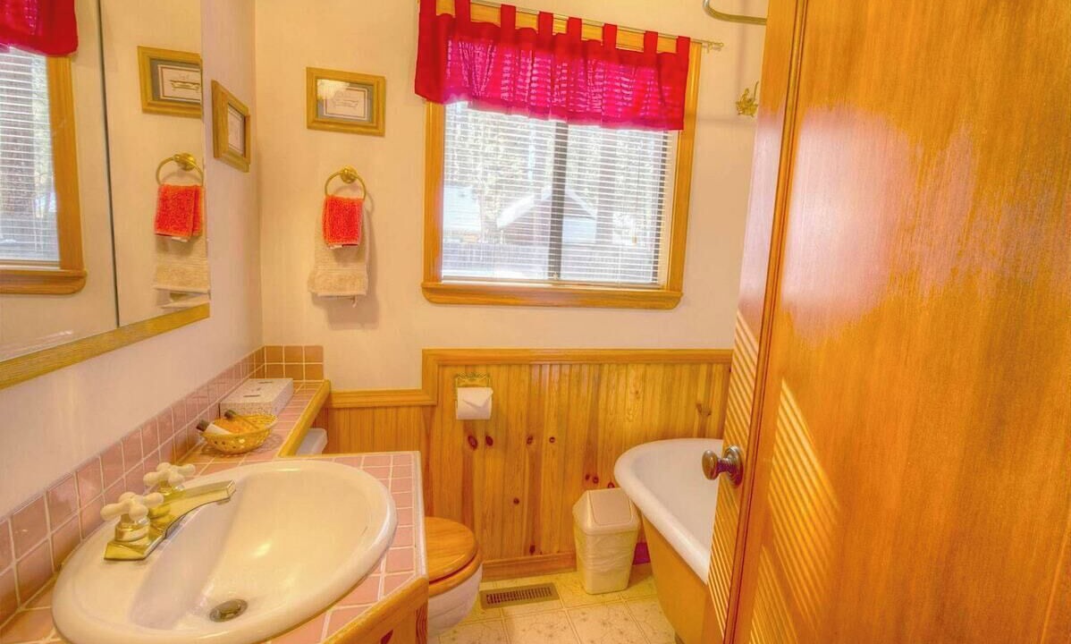 Photo of Bathroom in Bijou Park