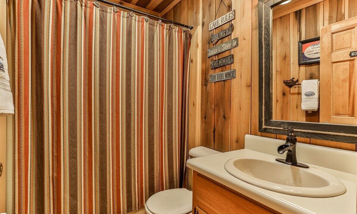 Photo of Bathroom in Cherry Log