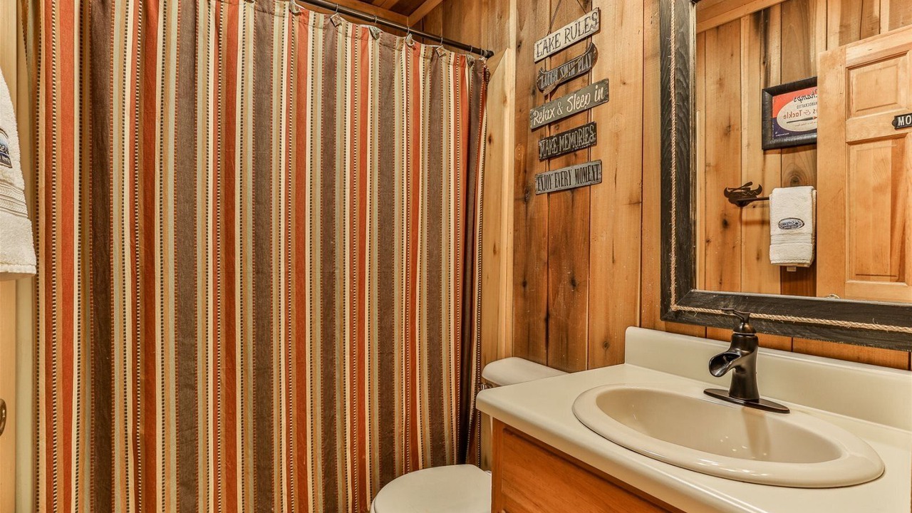 Photo of Bathroom in Cherry Log