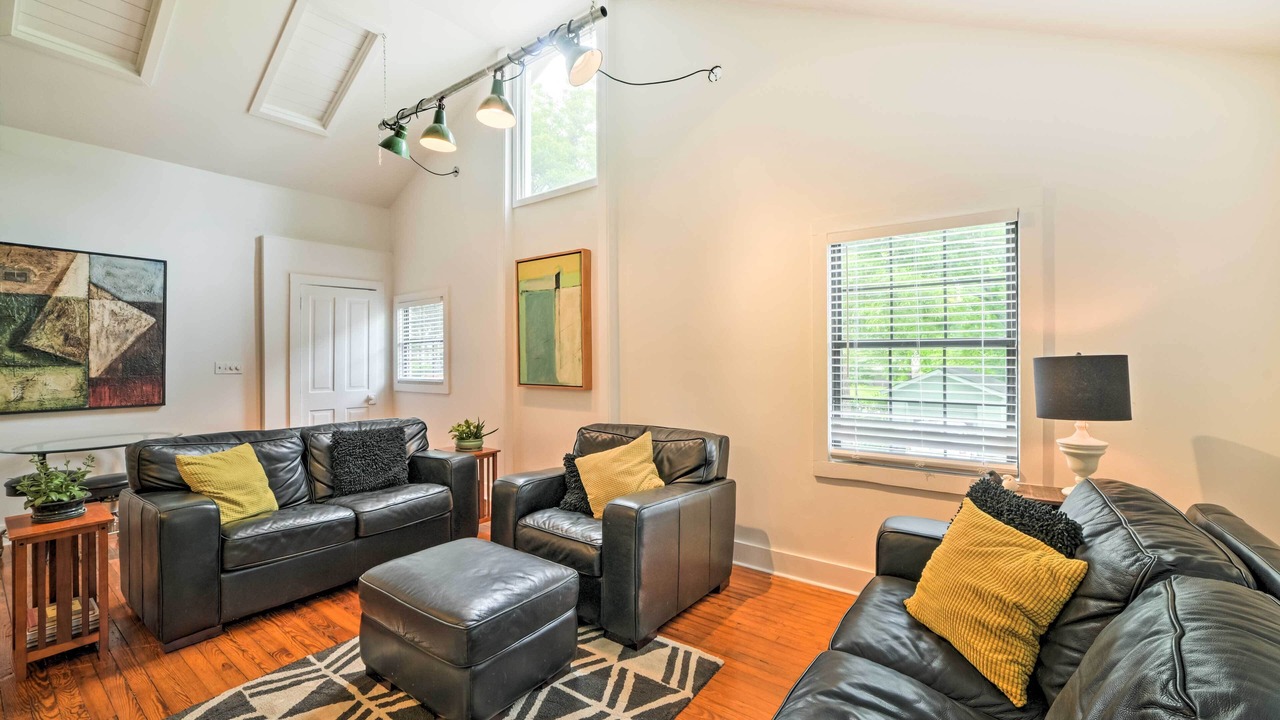 Photo of Livingroom in St. Elmo Improvement League