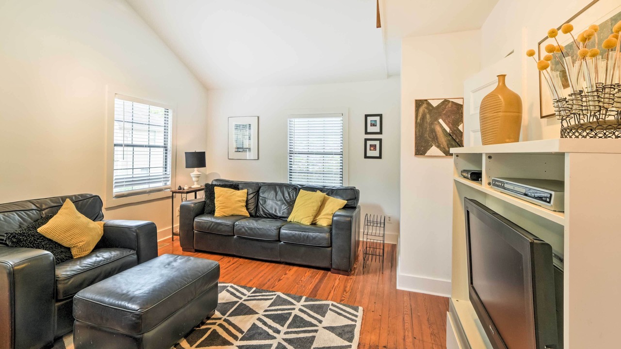 Photo of Livingroom in St. Elmo Improvement League
