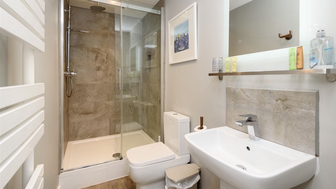 Photo of Bathroom in Looe