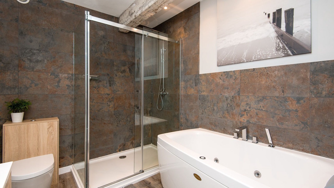 Photo of Bathroom in Looe