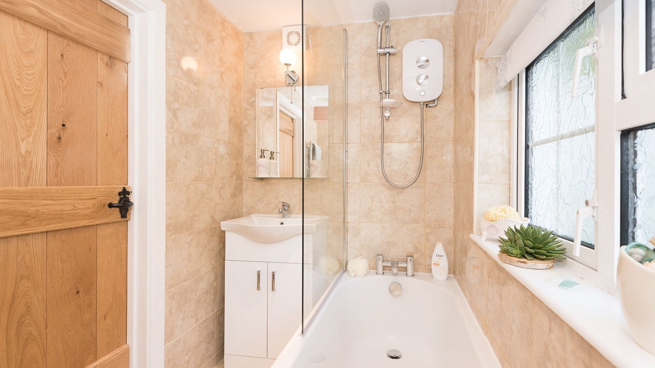 Photo of Bathroom in Looe