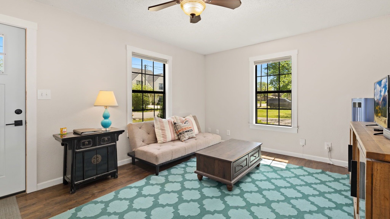 Photo of Livingroom in Downtown