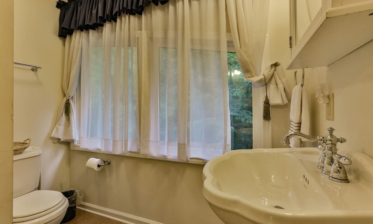 Photo of Bathroom in East Ellijay