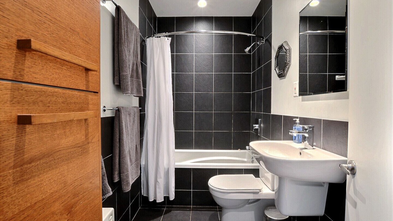 Photo of Bathroom in La Petite-Patrie