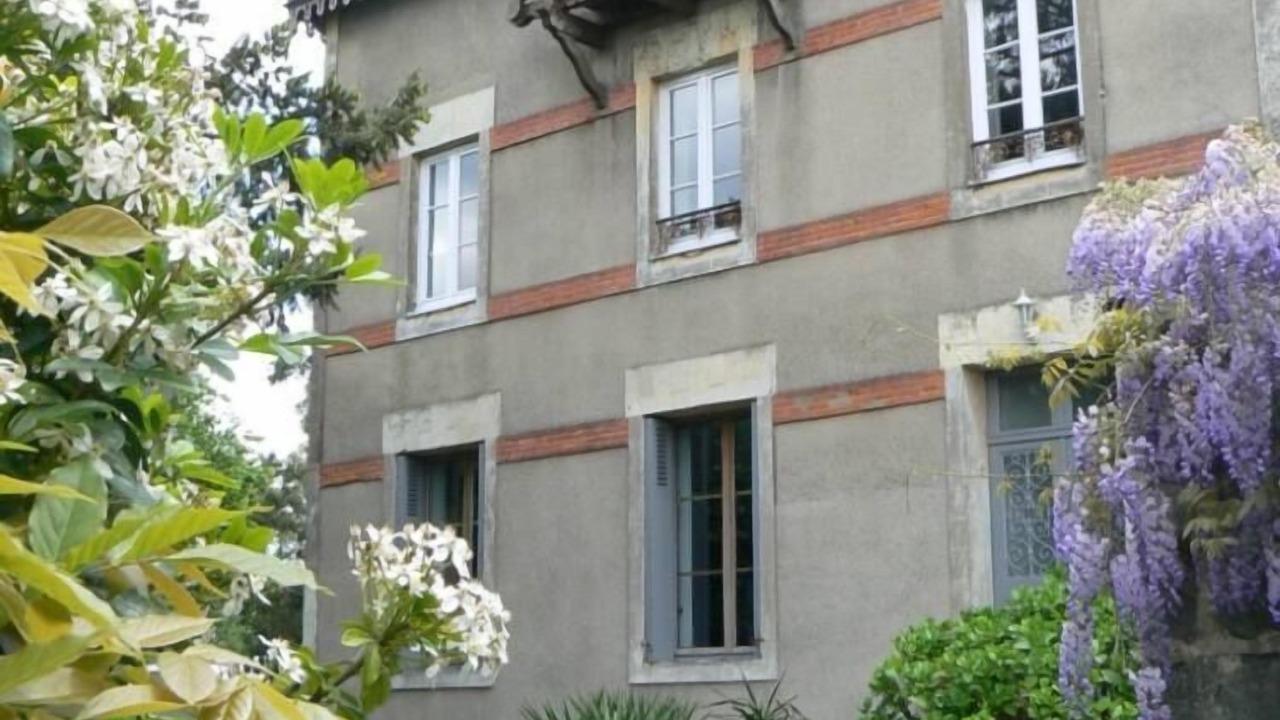 Photo of Others in Reze