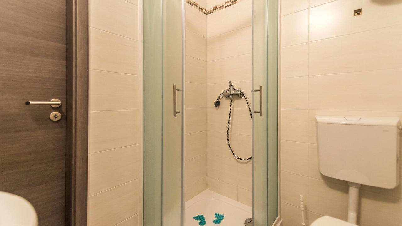 Photo of Bathroom in Tar