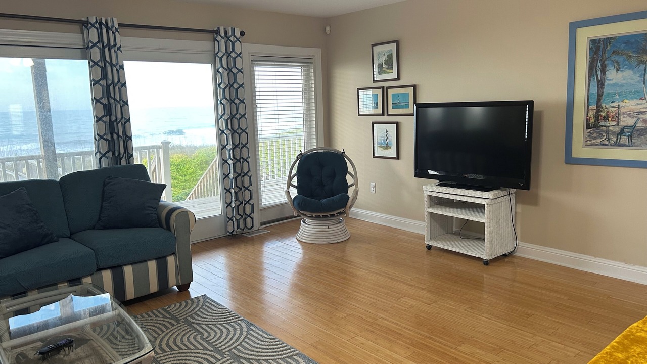 Photo of Livingroom in Pine Knoll Shores
