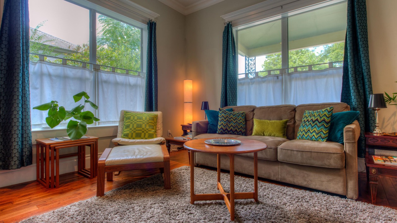 Photo of Livingroom in East Cesar Chavez