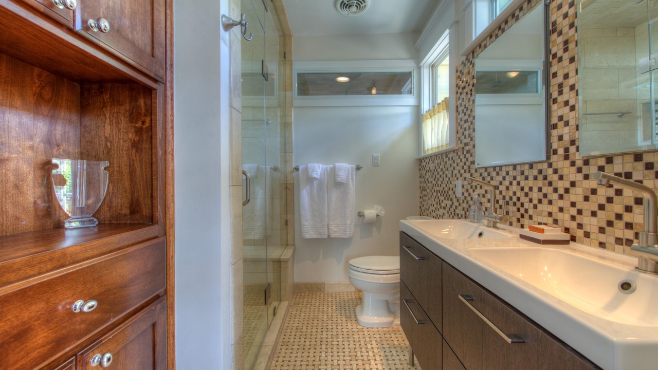 Photo of Bathroom in East Cesar Chavez