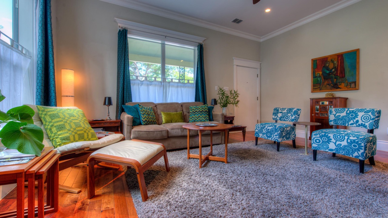 Photo of Livingroom in East Cesar Chavez