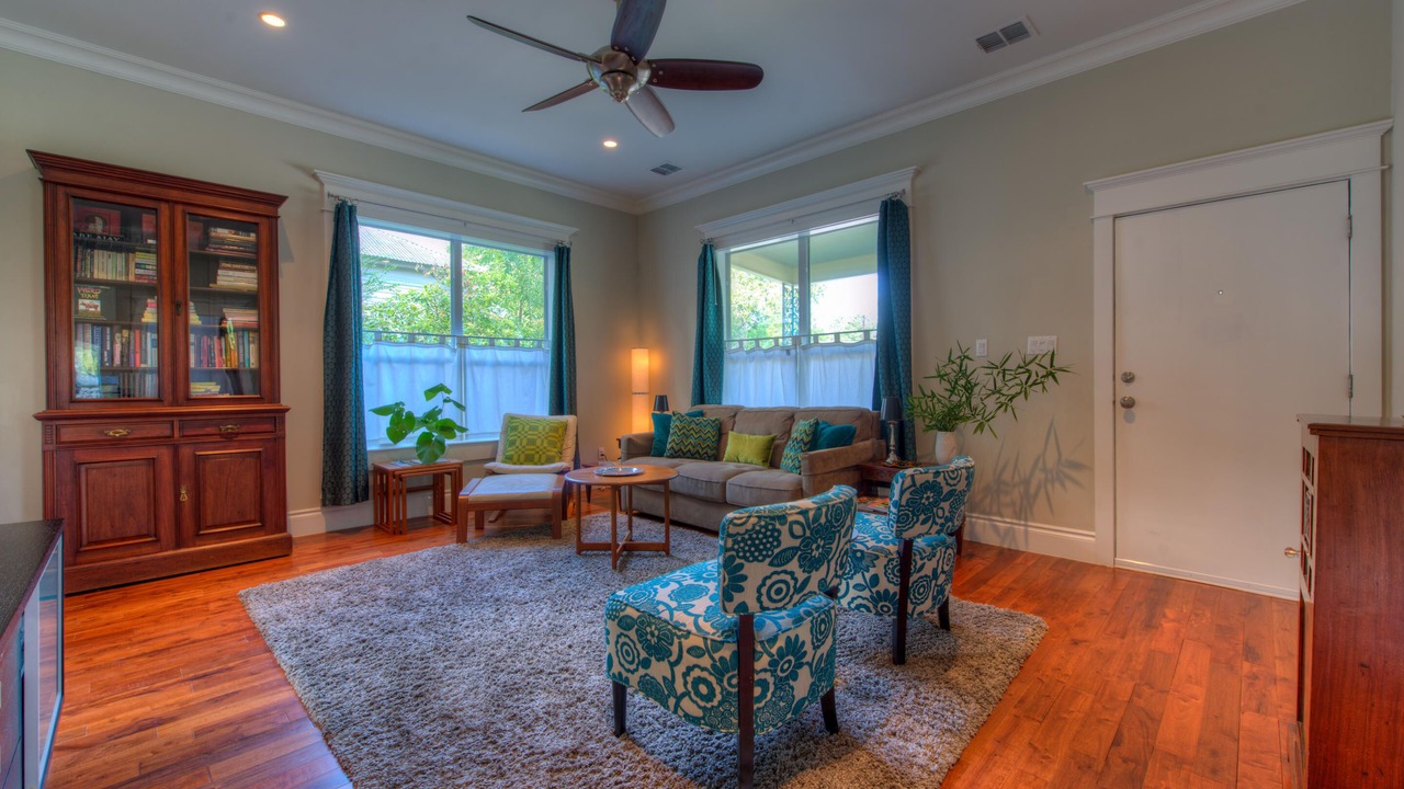 Photo of Livingroom in East Cesar Chavez
