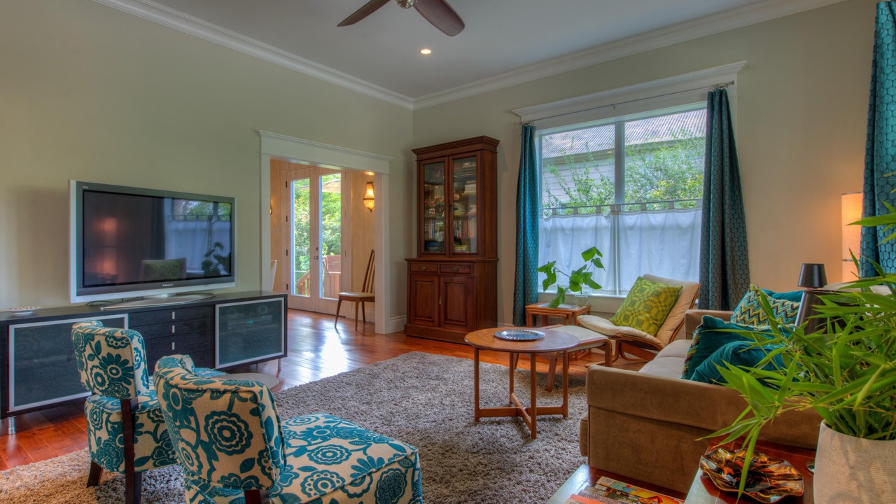 Photo of Livingroom in East Cesar Chavez