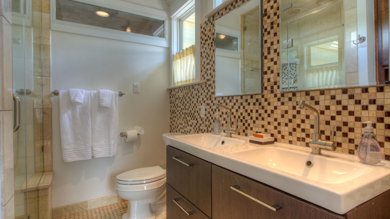 Photo of Bathroom in East Cesar Chavez
