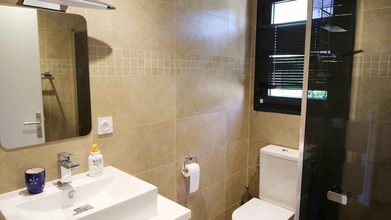 Photo of Bathroom in California - Pezou