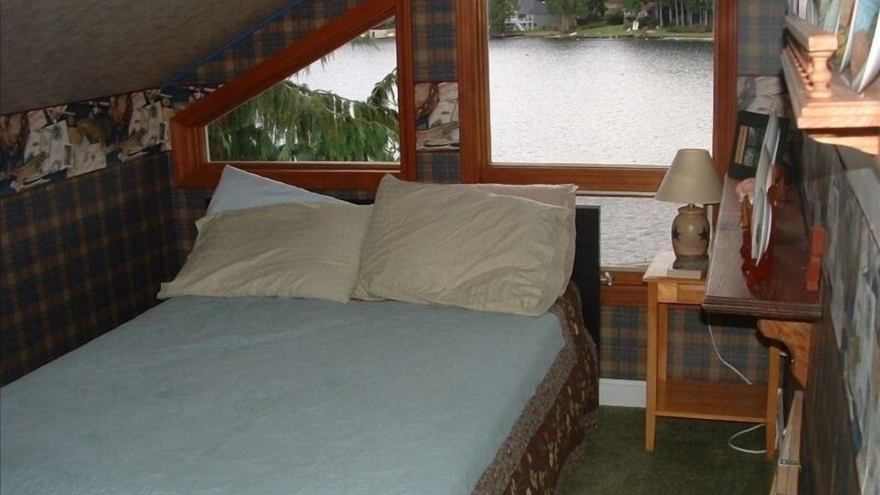 Photo of Bedroom in Lake Roesiger