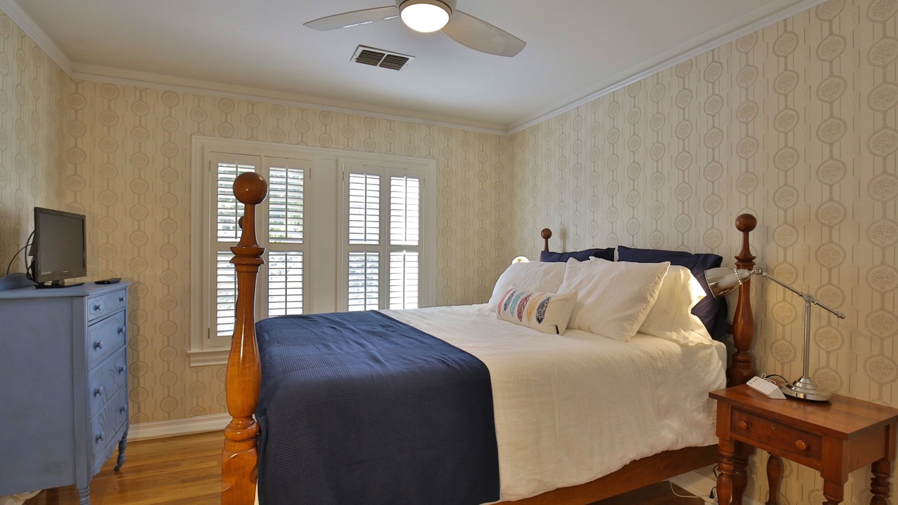 Photo of Bedroom in Sayles Blvd. Area