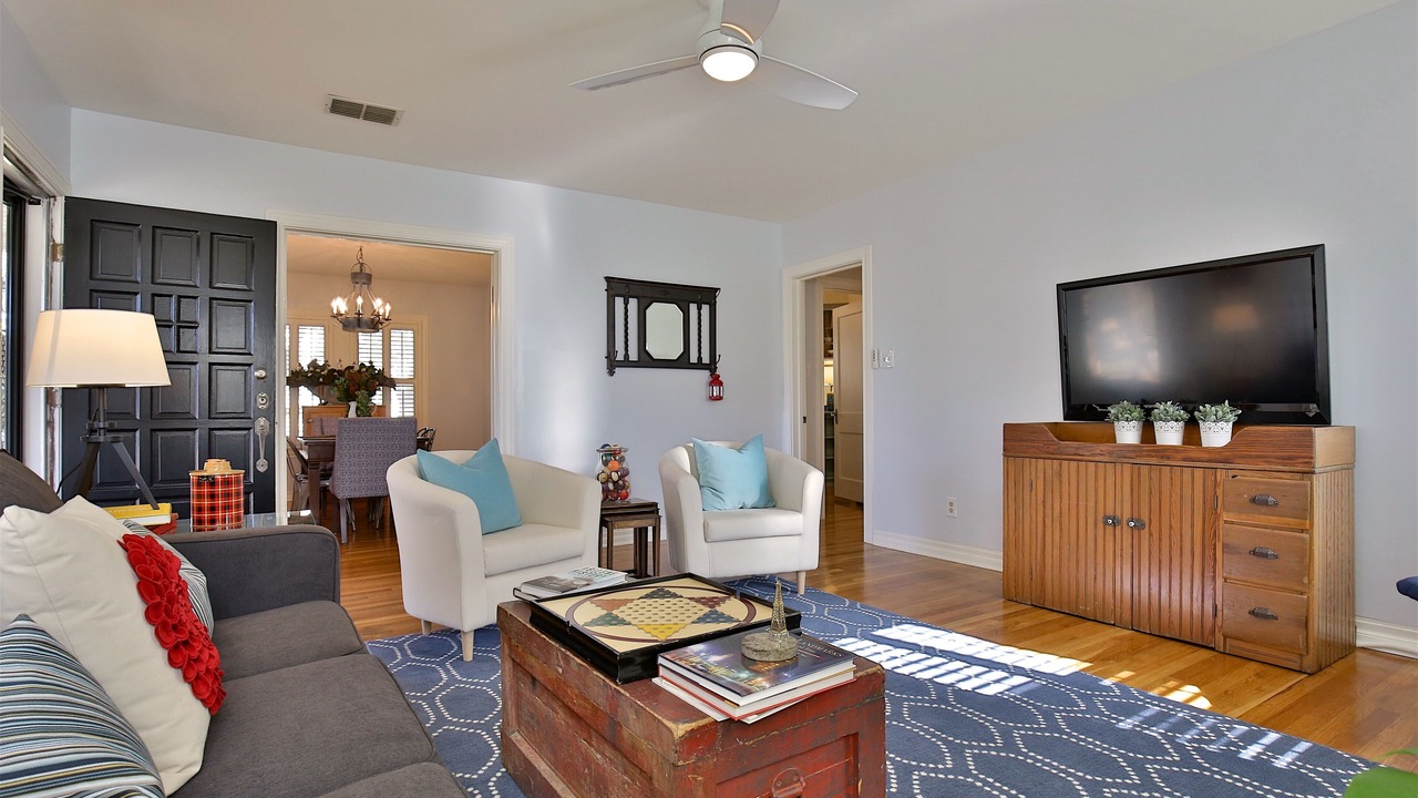 Photo of Livingroom in Sayles Blvd. Area