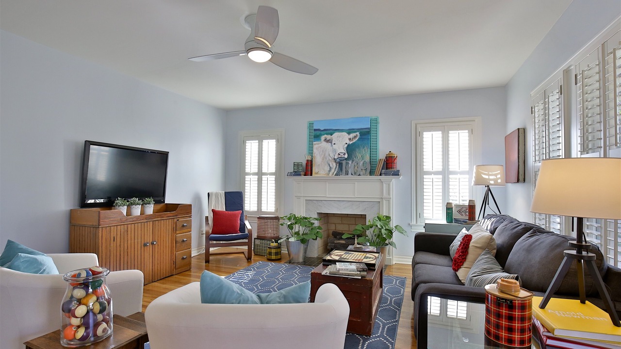 Photo of Livingroom in Sayles Blvd. Area
