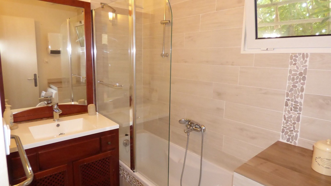 Photo of Bathroom in Saint-Pierre-la-Mer