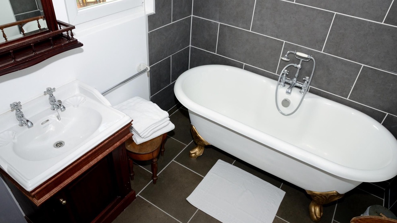 Photo of Bathroom in Alembon