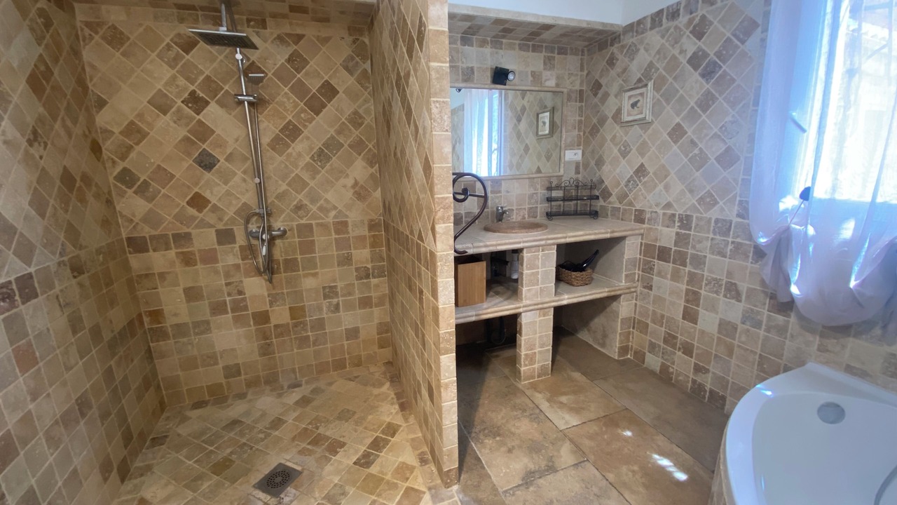Photo of Bathroom in Ongles