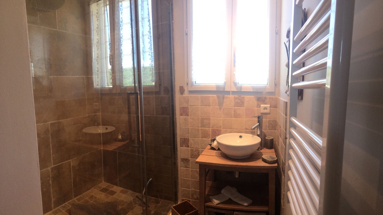 Photo of Bathroom in Ongles