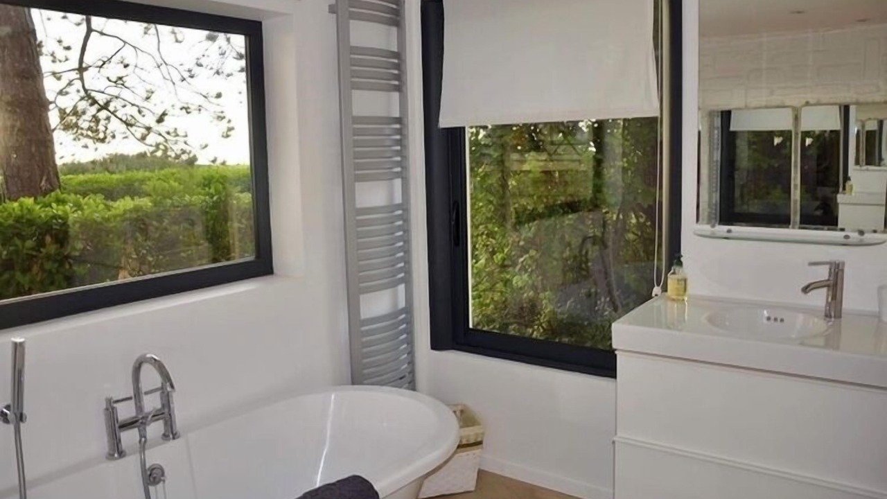 Photo of Bathroom in Commes