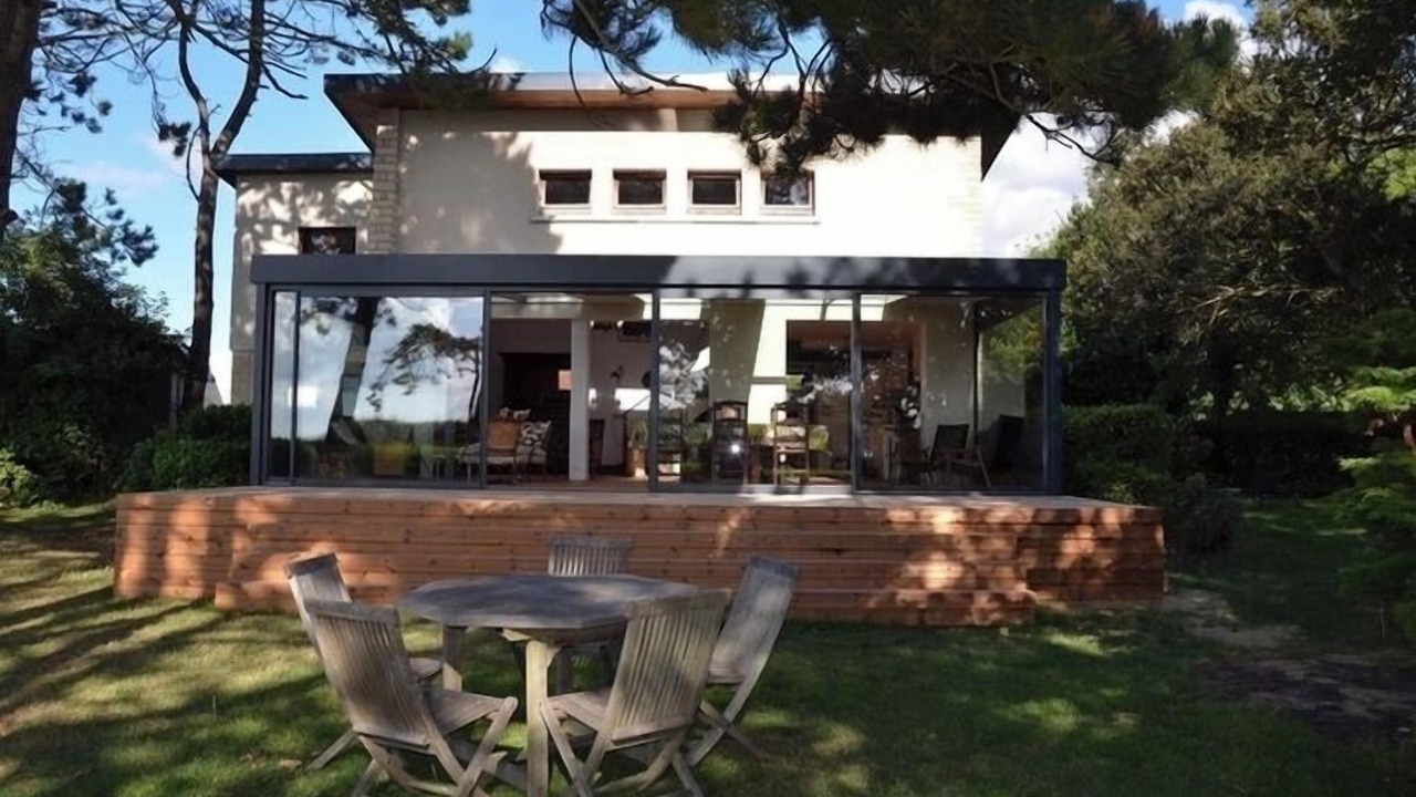Photo of Outdoor in Commes