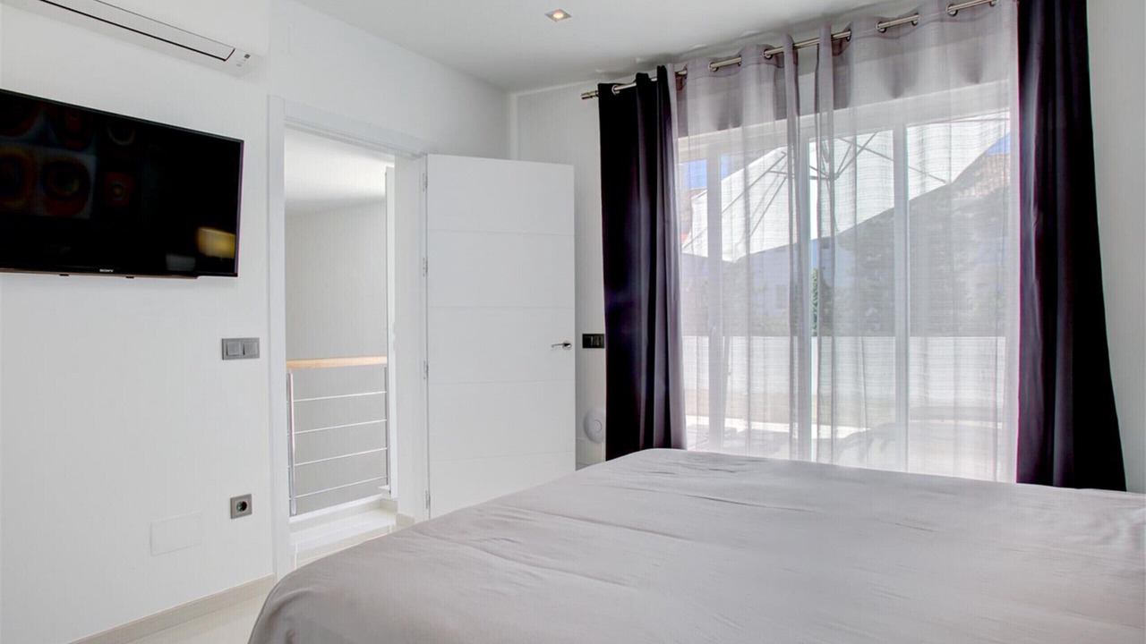 Photo of Bedroom in Golden Mile