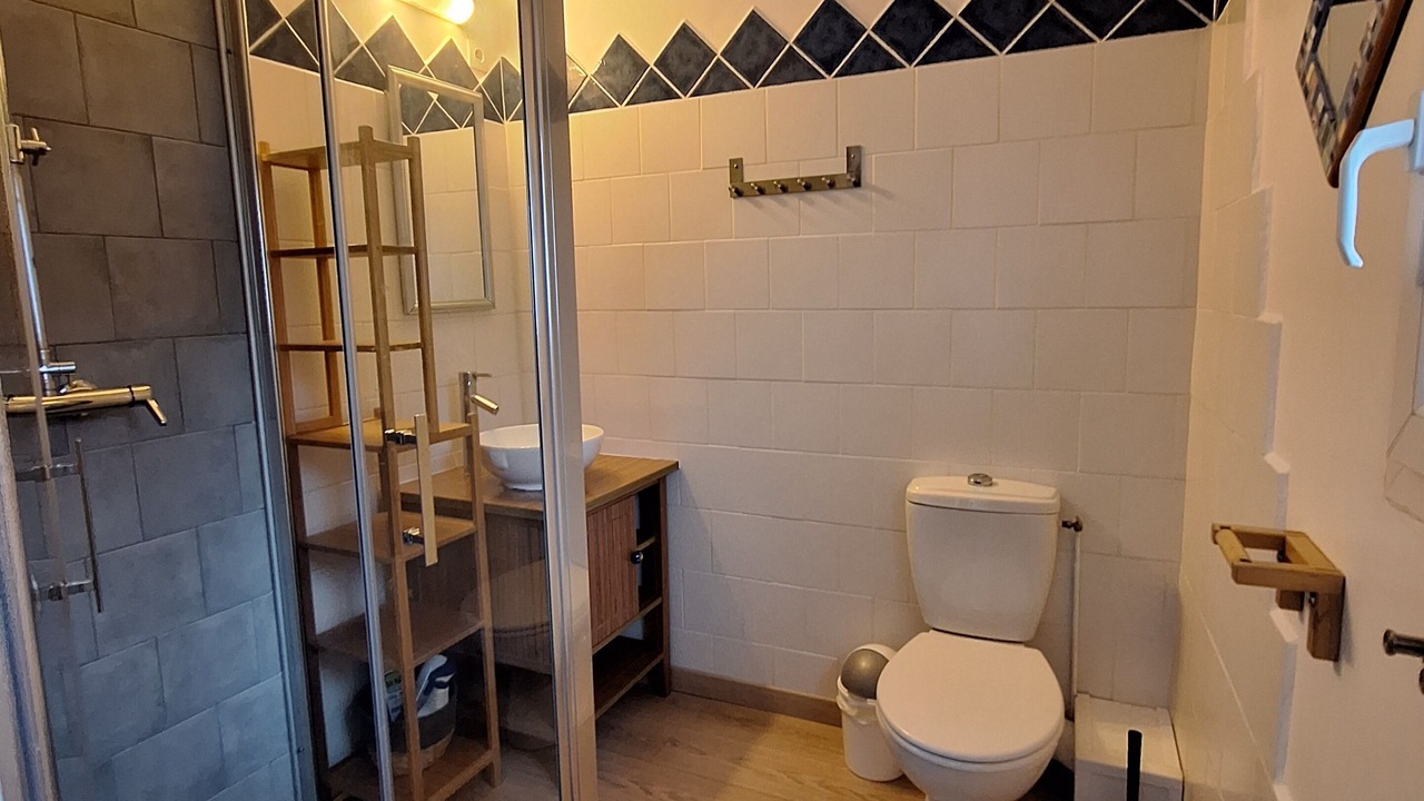 Photo of Bathroom in Saint Alban Auriolles