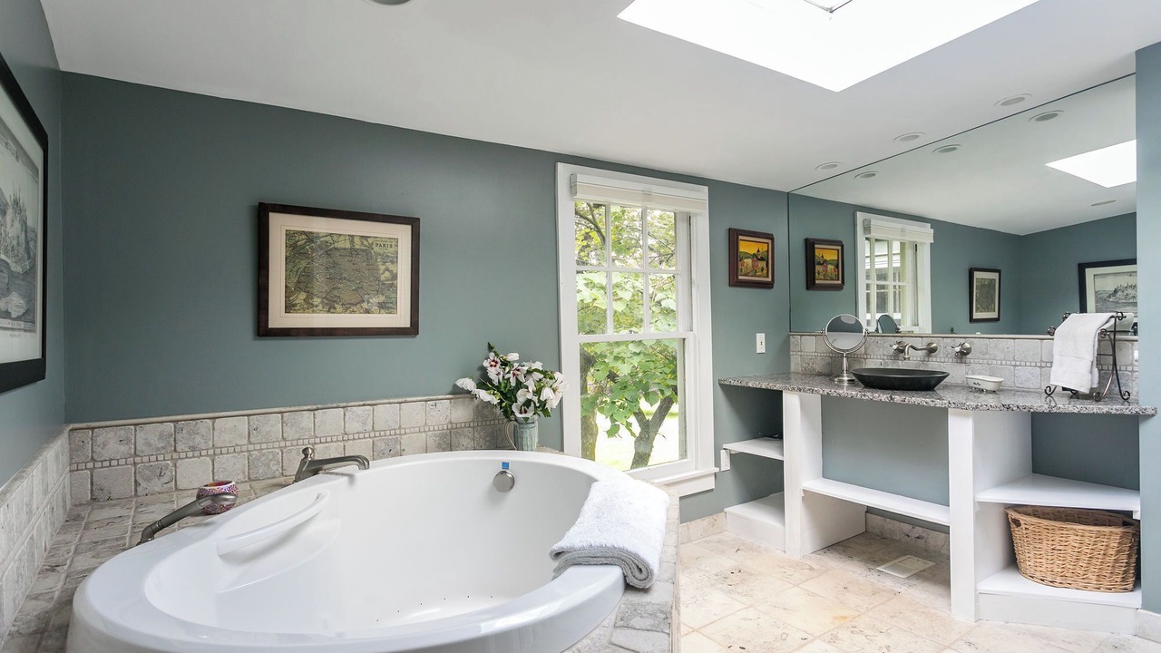 Photo of Bathroom in Lake Hill