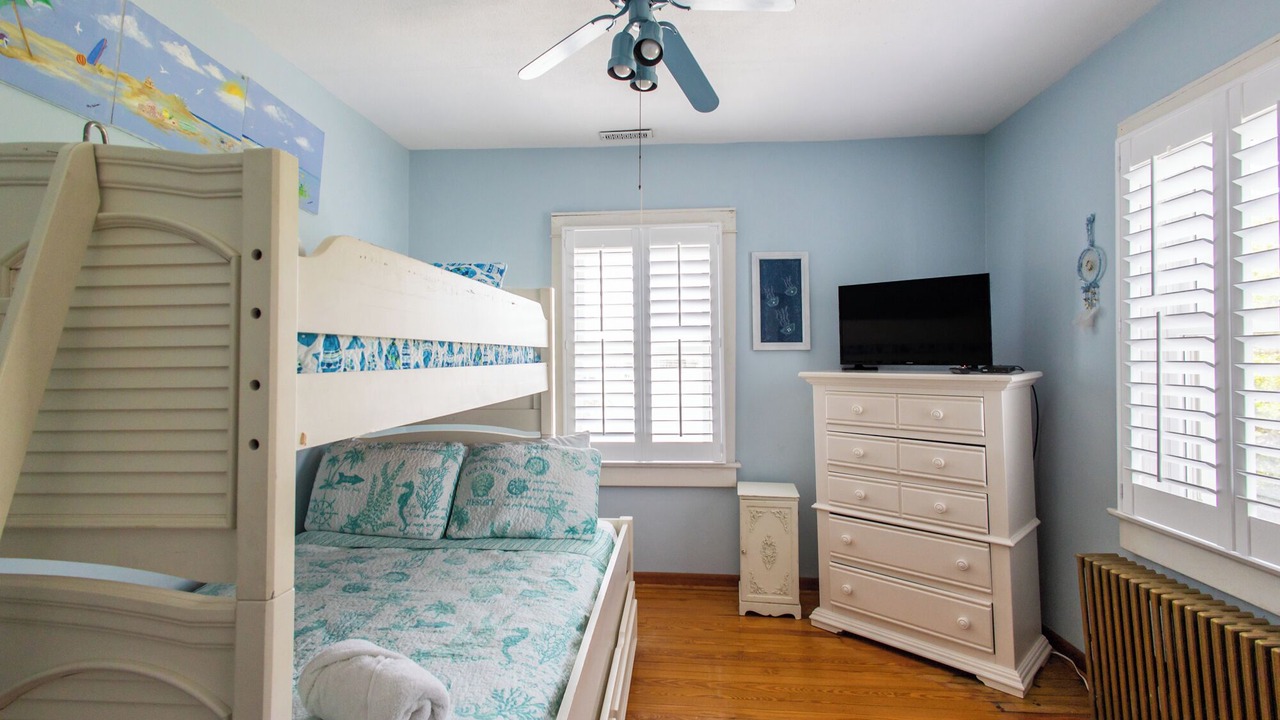 Photo of Bedroom in Willoughby Spit