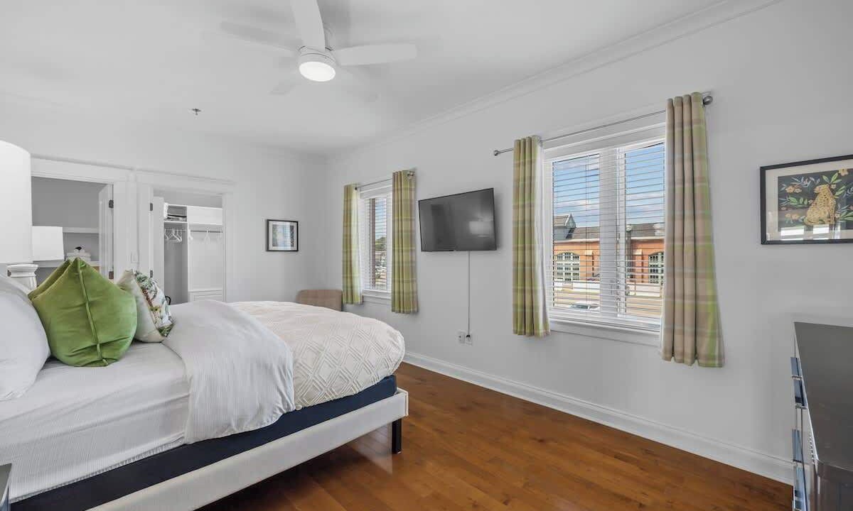 Photo of Bedroom in Queens Square