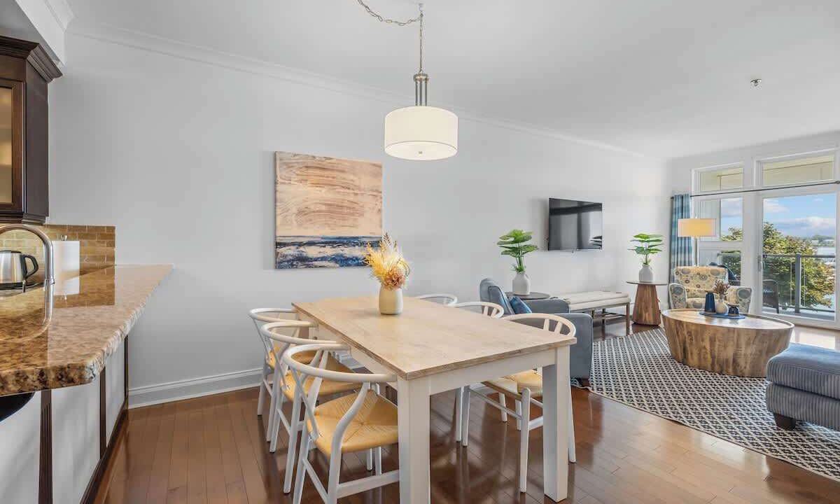 Photo of Others in Queens Square