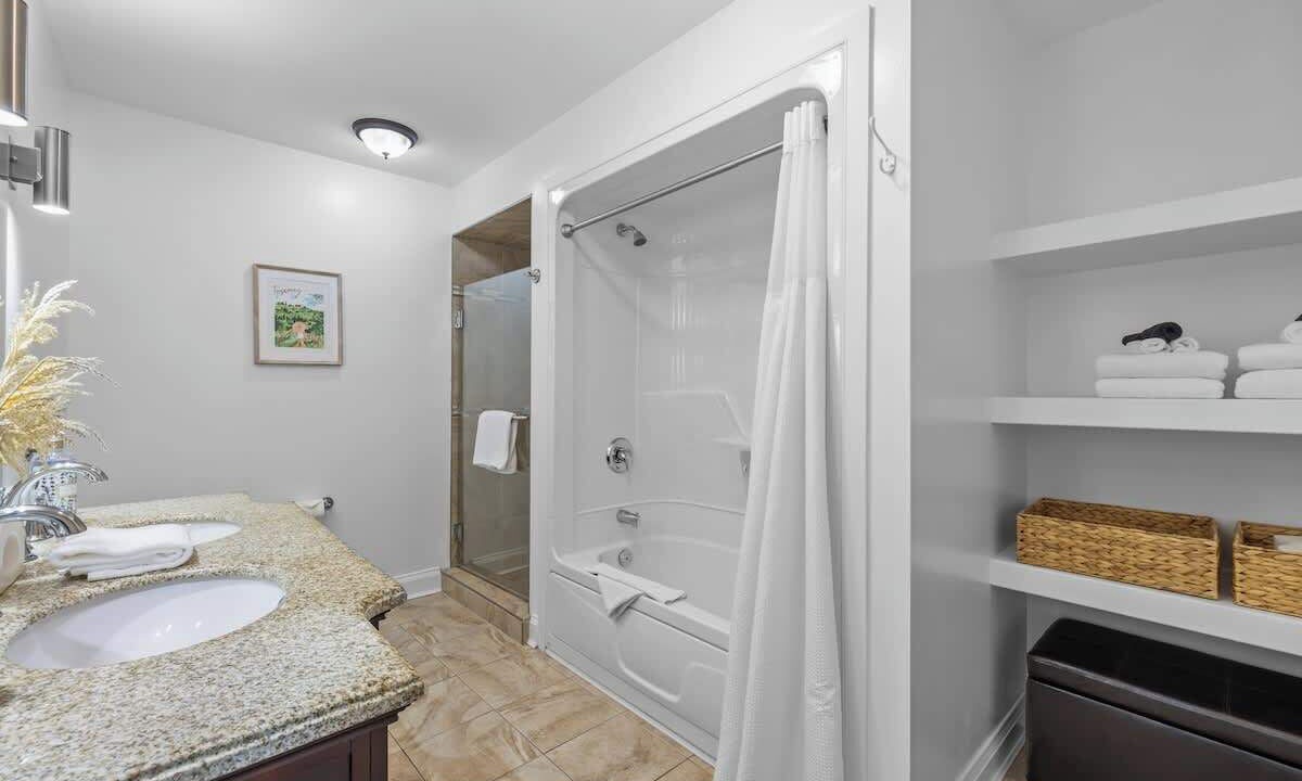 Photo of Bathroom in Queens Square