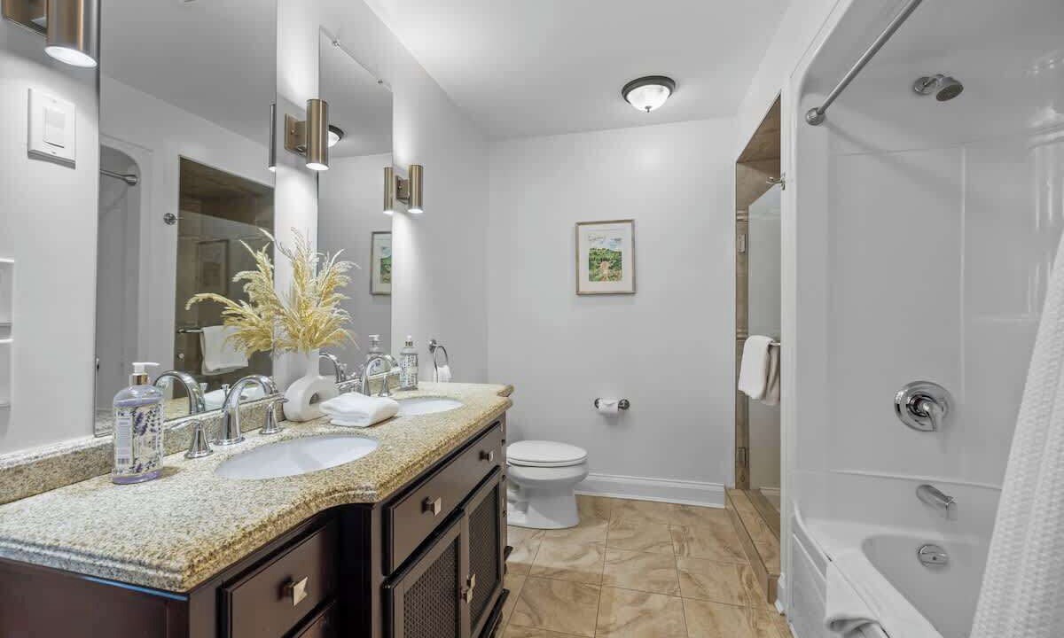 Photo of Bathroom in Queens Square