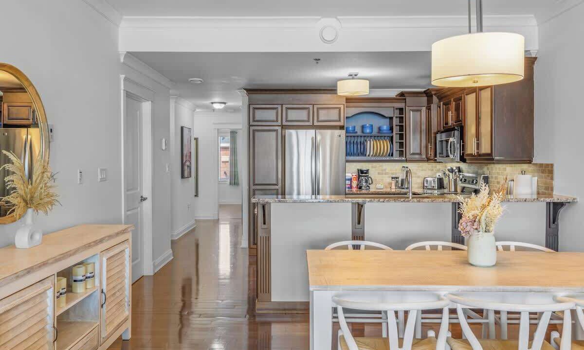 Photo of Others in Queens Square